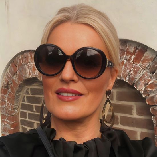 Handgemaakte oorbellen buffelhoorn 9.5 cm. Bruine tinten, Glans finish. Zeer licht in gewicht.