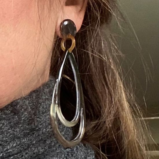 Handgemaakte oorbellen buffelhoorn 9.5 cm. Bruine tinten, Glans finish. Zeer licht in gewicht.