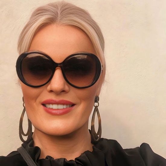 Handgemaakte oorbellen buffelhoorn 9.5 cm. Bruine tinten, Glans finish. Zeer licht in gewicht.