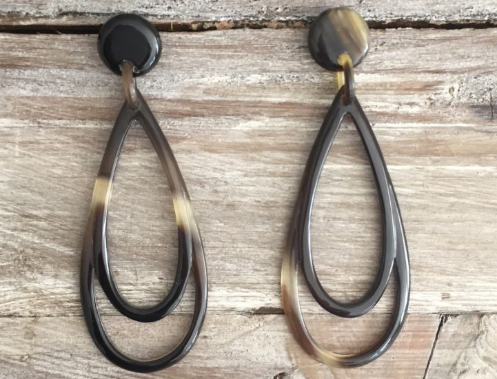 Handgemaakte oorbellen buffelhoorn 9.5 cm. Bruine tinten, Glans finish. Zeer licht in gewicht.