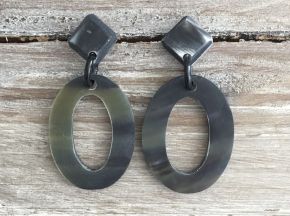 Handgemaakte buffelhoorn oorbellen, ovaal. 4.8x3.5cm. Mat geaderd. Lichtgewicht.