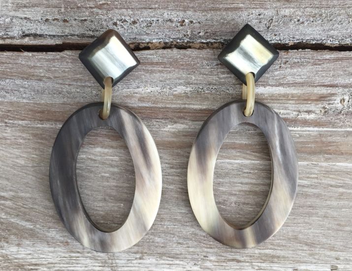 Handgemaakte buffelhoorn oorbellen, ovaal. 4.8x3.5cm. Mat geaderd. Lichtgewicht.