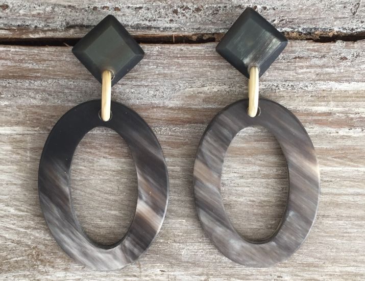 Handgemaakte buffelhoorn oorbellen, ovaal. 4.8x3.5cm. Mat geaderd. Lichtgewicht.
