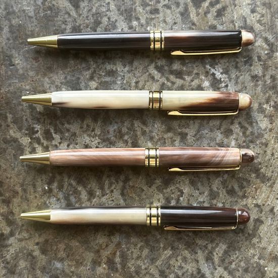 Handgemaakte buffelhoorn pen, diverse kleuren. Shiny.