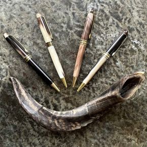 Handgemaakte buffelhoorn pen, diverse kleuren. Shiny.