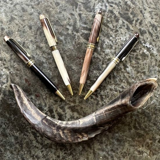 Handgemaakte buffelhoorn pen, diverse kleuren. Shiny.