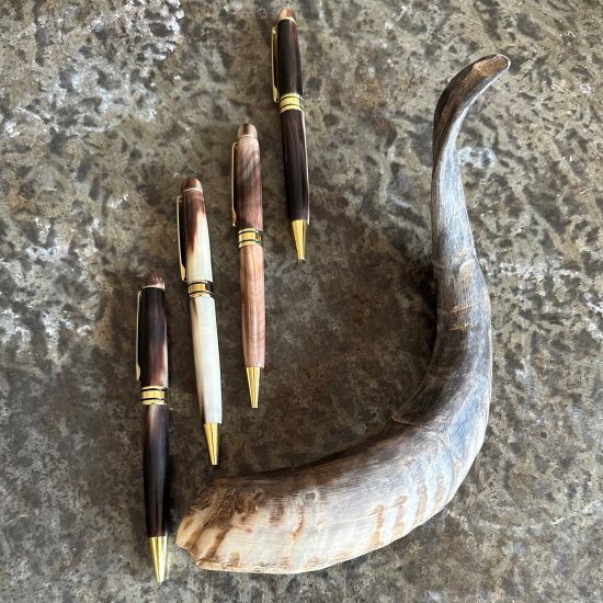 Handgemaakte buffelhoorn pen, diverse kleuren. Shiny.
