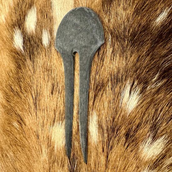 Robuuste, geborstelde buffelhoorn haarspeld. Grijs, geborstelde afwerking. Zeer licht in gewicht.