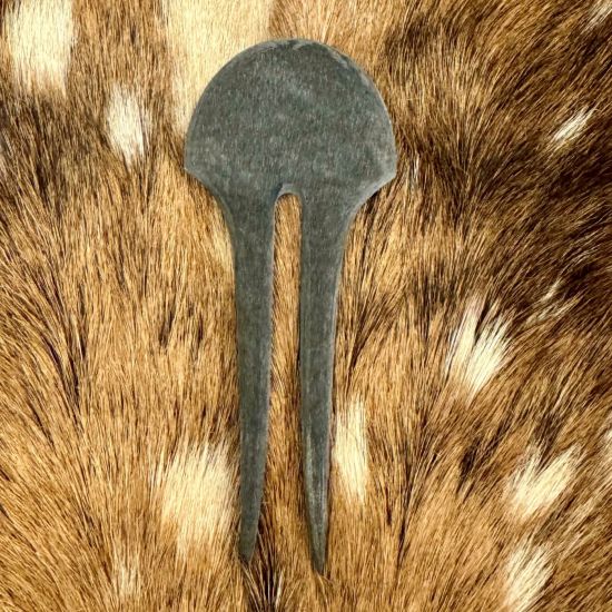 Robuuste, geborstelde buffelhoorn haarspeld. Grijs, geborstelde afwerking. Zeer licht in gewicht.