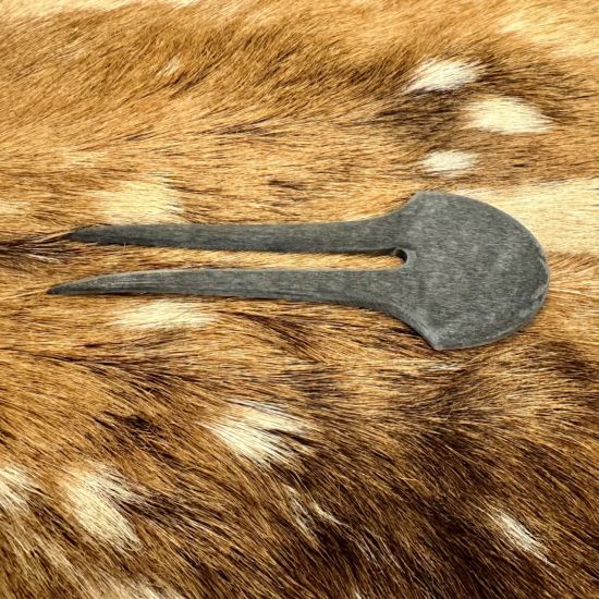 Robuuste, geborstelde buffelhoorn haarspeld. Grijs, geborstelde afwerking. Zeer licht in gewicht.