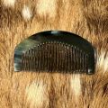 Prachtige handgemaakte kam van buffelhoorn, 9 x 4 cm. Shiny finish.