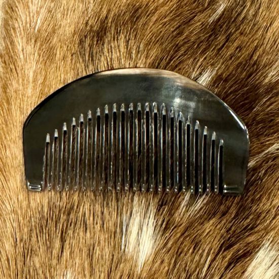 Prachtige handgemaakte kam van buffelhoorn, 9 x 4 cm. Shiny finish.