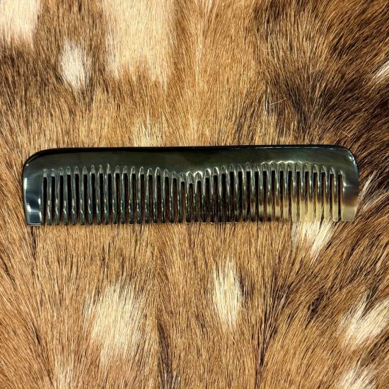 Prachtige handgemaakte kam van buffelhoorn, 13x3 cm. Diverse tintjes, glanzend.