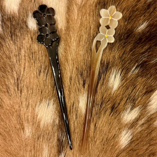 Sierlijke buffelhoorn haarpin met bloemen. Diverse kleurtjes. Glanzend.