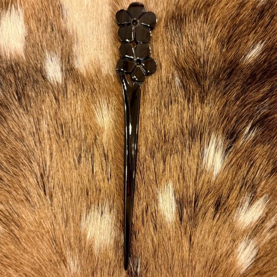 Sierlijke buffelhoorn haarpin met bloemen. Diverse kleurtjes. Glanzend.