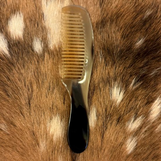 Prachtige handgemaakte kam van buffelhoorn met handvat, 18 x 4 cm.  Diverse tintjes, glanzend.