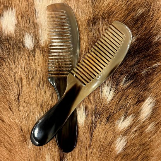 Prachtige handgemaakte kam van buffelhoorn met handvat, 18 x 4 cm.  Diverse tintjes, glanzend.