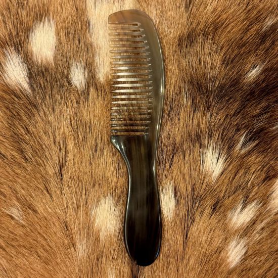 Prachtige handgemaakte kam van buffelhoorn met handvat, 18 x 4 cm.  Diverse tintjes, glanzend.