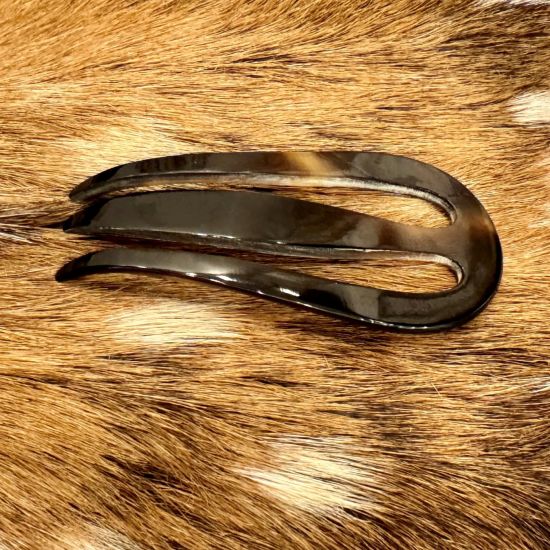 Prachtige handgemaakte insteekkam van buffelhoorn, 10 x 4.8 cm. Diverse tintjes. Glanzend.