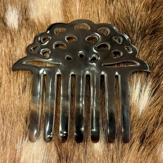 Prachtige handgemaakte buffelhoorn kam, 10.5x9cm. Diverse tintjes, shiny.