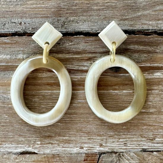 Handgemaakte buffelhoorn oorbellen, ovaal. white colors 4.5x3.9 cm shiny finish. Lichtgewicht.