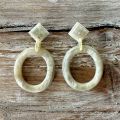 Handgemaakte buffelhoorn oorbellen, ovaal. white colors 4.5x3.9 cm shiny finish. Lichtgewicht.