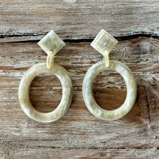 Handgemaakte buffelhoorn oorbellen, ovaal. white colors 4.5x3.9 cm shiny finish. Lichtgewicht.