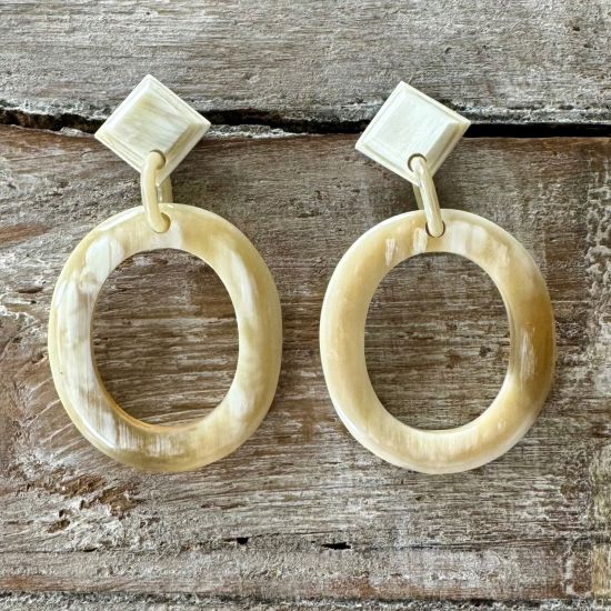 Handgemaakte buffelhoorn oorbellen, ovaal. white colors 4.5x3.9 cm shiny finish. Lichtgewicht.