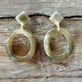Handgemaakte buffelhoorn oorbellen, ovaal. white colors 4.5x3.9 cm shiny finish. Lichtgewicht.