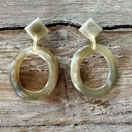 Handgemaakte buffelhoorn oorbellen, ovaal. white colors 4.5x3.9 cm shiny finish. Lichtgewicht.