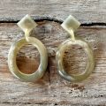 Handgemaakte buffelhoorn oorbellen, ovaal. white colors 4.5x3.9 cm shiny finish. Lichtgewicht.