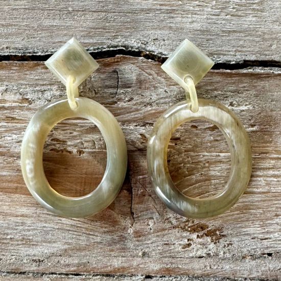 Handgemaakte buffelhoorn oorbellen, ovaal. white colors 4.5x3.9 cm shiny finish. Lichtgewicht.