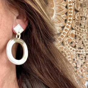 Handgemaakte buffelhoorn oorbellen, ovaal. white colors 4.5x3.9 cm shiny finish. Lichtgewicht.