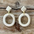 Handgemaakte buffelhoorn oorbellen, ovaal. white colors 4.5x3.9 cm shiny finish. Lichtgewicht.