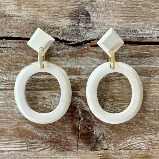 Handgemaakte buffelhoorn oorbellen, ovaal. white colors 4.5x3.9 cm shiny finish. Lichtgewicht.