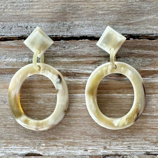 Handgemaakte buffelhoorn oorbellen, ovaal. white colors 4.5x3.9 cm shiny finish. Lichtgewicht.