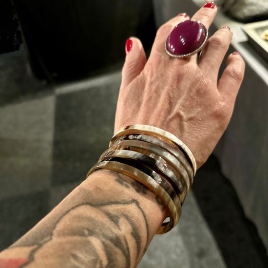 Armbanden buffelhoorn 7 stuks, S,M,L. Hoogte per armband 5mm. Glans finish. Bruin tinten.