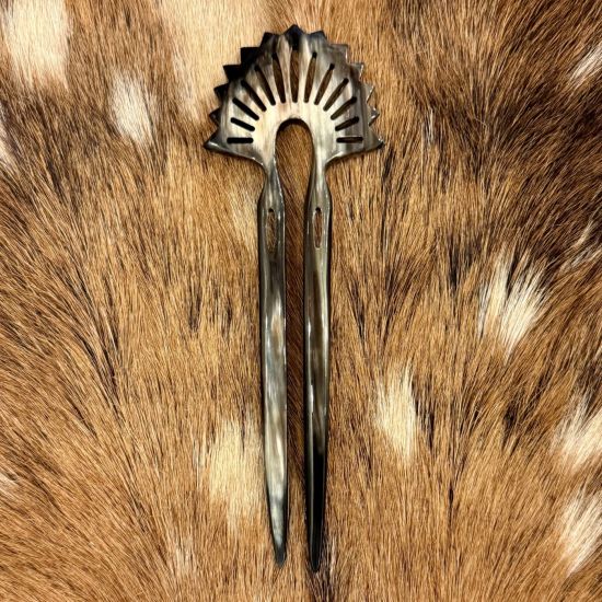 Sierlijke buffelhoorn haarspeld / haarpin. Glanzend.