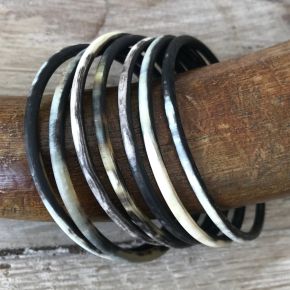 Buffelhoorn armbandenset 7 stuks, S,M,L, 3-4mm. Mat. Zeer licht in gewicht!