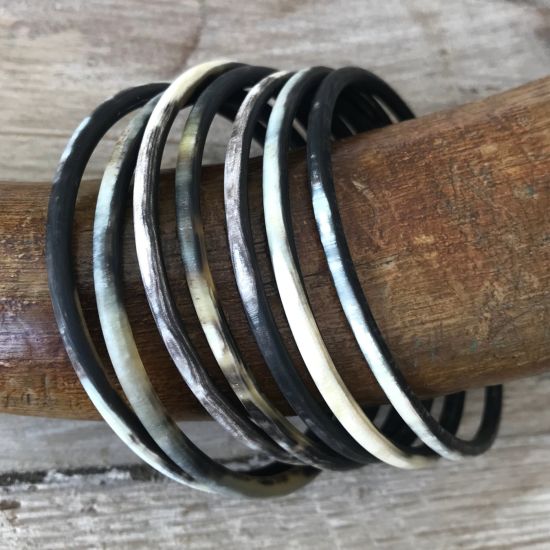 Buffelhoorn armbandenset 7 stuks, S,M,L,  3-4mm. Mat. Zeer licht in gewicht!