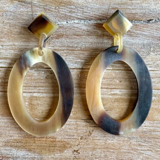 Handgemaakte oorbellen buffelhoorn+stud 8 x 4 cm. Bruintonen. Mat.