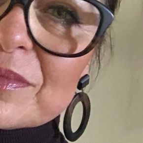 Handgemaakte oorbellen buffelhoorn+stud 8 x 4 cm. Bruintonen. Mat.