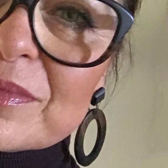 Handgemaakte oorbellen buffelhoorn+stud 8 x 4 cm. Bruintonen. Mat.