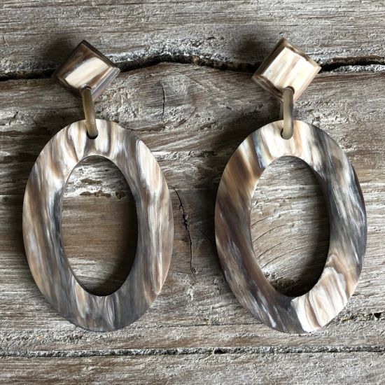 Handgemaakte oorbellen buffelhoorn+stud 8 x 4 cm. Bruintonen. Mat.