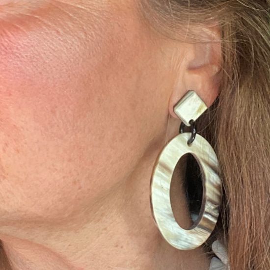 Handgemaakte oorbellen buffelhoorn+stud 8 x 4 cm. Bruintonen. Mat.