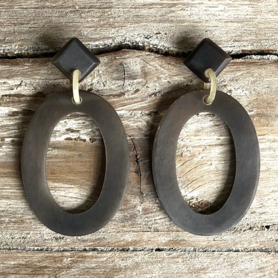 Handgemaakte oorbellen buffelhoorn+stud 8 x 4 cm. Bruintonen. Mat.