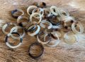 Handgemaakte smalle buffelhoorn ring, verschillende tintjes. Hoogte +/- 4mm Glans finish.
