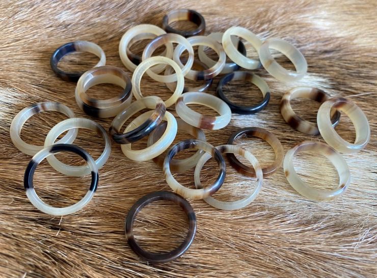Handgemaakte smalle buffelhoorn ring, verschillende tintjes. Hoogte +/- 4mm Glans finish.