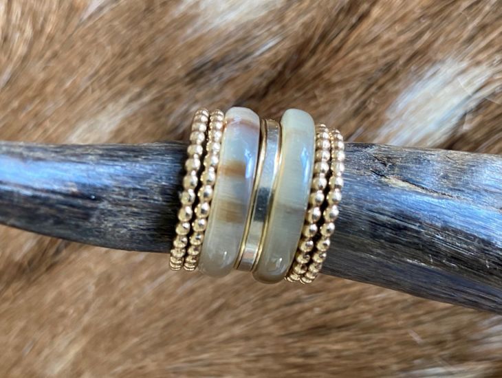 Handgemaakte smalle buffelhoorn ring, verschillende tintjes. Hoogte +/- 4mm Glans finish.