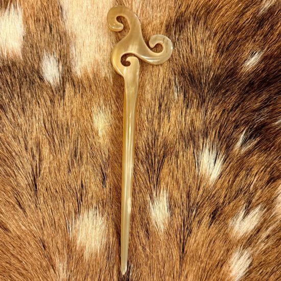 Sierlijke, handgemaakte buffelhoorn haarpin. Diverse tintjes. Glanzend, lichtgewicht.